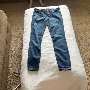 Guess Jeans Chic and versatile denim jeans. Perfect for casual